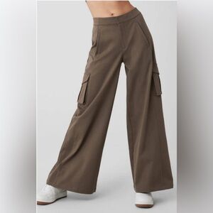 Alo Yoga Show Off Cargo Wide Leg Trouser Regular Length Olive Tree Brown Small